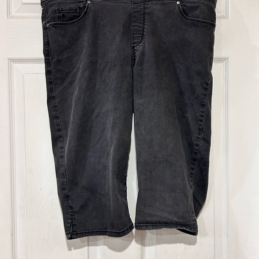 Gloria Vanderbilt Women's Black Capris